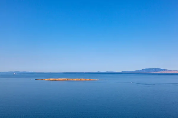 クルクのStara Baska近くの典型的なクロアチアの小さな島の眺め — ストック写真