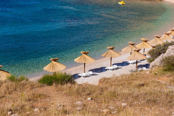 Sombrillas Paja Hermosa Playa Oprna Isla Krk Croacia —  Fotos de Stock