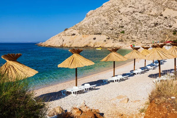 Parasole Słomkowe Pięknej Plaży Oprna Wyspie Krk Chorwacja — Zdjęcie stockowe