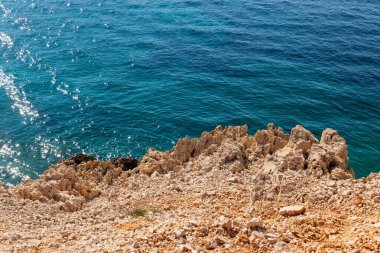 Krk adasındaki Stara Baska uçurumunun manzarası. Hırvatistan