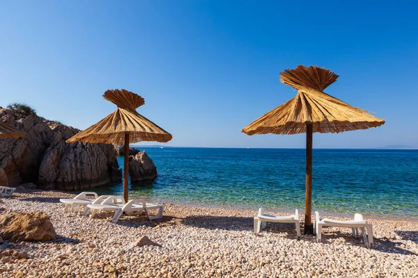 Pohled Slaměné Deštníky Krásné Pláži Oprna Adriatické Zátoce Ostrova Krk — Stock fotografie