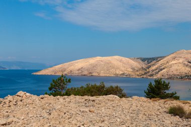 Yaz mevsiminde Stara Baska sahili manzarası, Krk adası. Hırvatistan