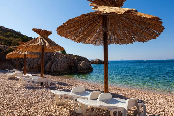 Vista Dos Guarda Chuvas Palha Bela Praia Oprna Baía Adriática — Fotografia de Stock