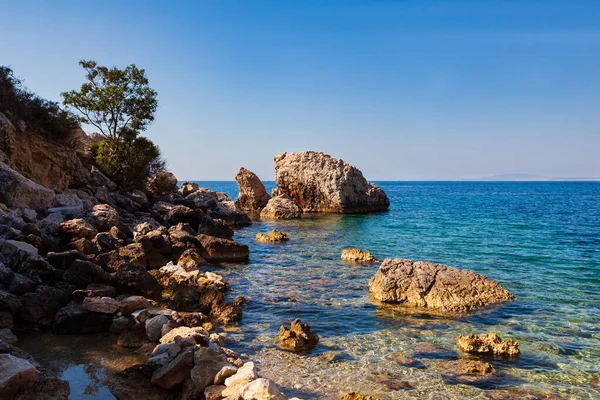 クロアチア クルク島のアドリア海の美しいオプナビーチの眺め — ストック写真