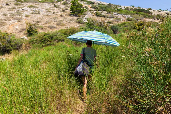 Mulher Caminha Longo Grama Caminho Protegendo Sol Com Guarda Sol — Fotografia de Stock