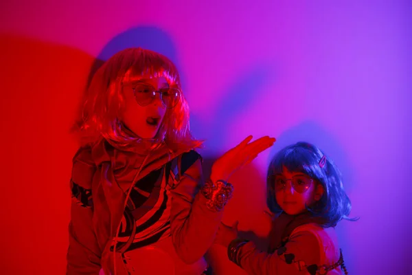 Two Little Girls Wearing Colorful Wig Heart Shaped Sunglasses Posed — Stock Photo, Image