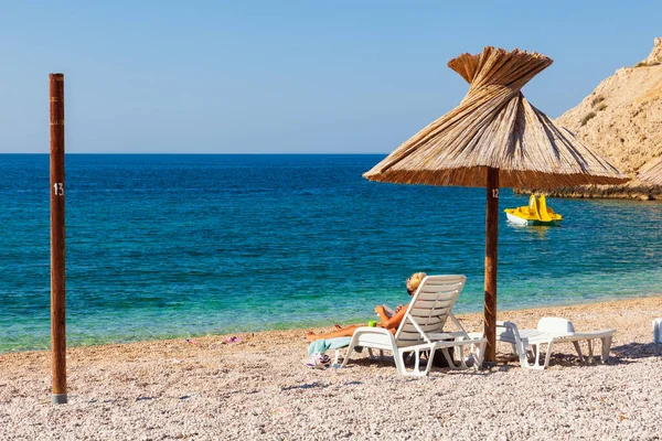 Stara Baska Croácia Julho Menina Relaxante Cadeira Praia Enquanto Livro — Fotografia de Stock