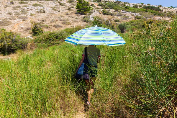 Kvinnan Går Längs Stigen Gräs Skydda Sig Från Solen Med — Stockfoto