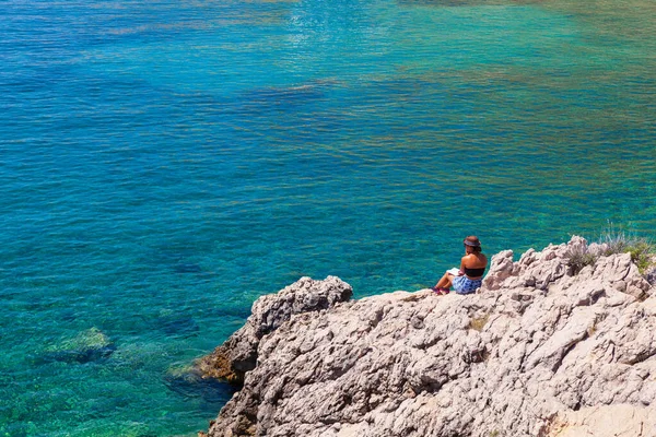 Stara Baska Croacia Julio Niña Leyendo Libro Sentado Roca Junto — Foto de Stock