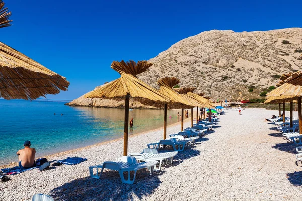 Stara Baska Croácia Julho Guarda Chuvas Palha Bela Praia Oprna — Fotografia de Stock