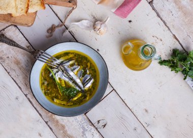 Limon suyunda salamura edilmiş ançüez, zeytinyağı sarımsak ve maydanoz. Geleneksel Akdeniz yaz foo 'su