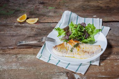 Organik ızgara Kılıçbalığı Bifteği ve taze salata