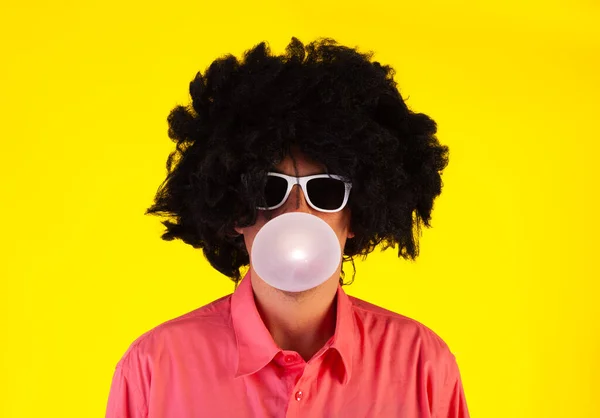 Hombre Rizado Con Gafas Sol Soplando Burbuja Con Goma Mascar —  Fotos de Stock