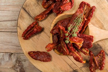 Kesme tahtasındaki Akdeniz kurutulmuş domates ve kekik manzarası