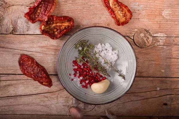 Draufsicht Auf Mediterrane Getrocknete Tomaten Knoblauch Und Gewürze Auf Holztisch — Stockfoto