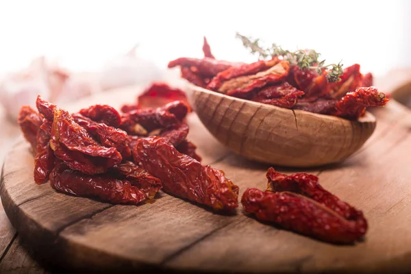 Close Mediterranean Dried Tomatoes Cutting Board — Stock Photo, Image