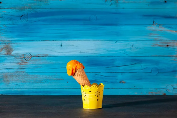 Delicioso Cono Helado Albaricoque Sobre Fondo Azul Madera Vieja —  Fotos de Stock