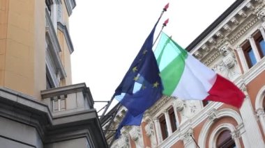 Gökyüzünde sallanan İspanyol, Asteryen ve Avrupa bayrakları
