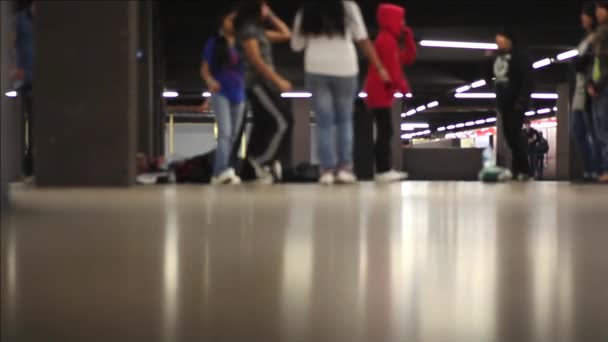 Jóvenes Bailarines Acción Metro Milán — Vídeos de Stock