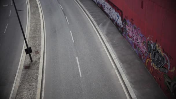 Вид Дорогу Граффити Стене — стоковое видео