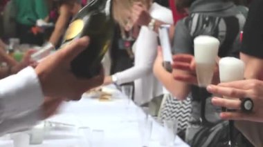 Garson büyük ziyafet masası için köpük döküyor.