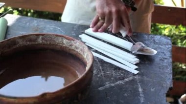 Orijinal el yapımı papirüs kullanan bir adam.