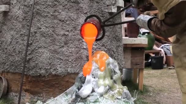 Lavoratori Durante Lavorazione Del Vetro Vetri Fusione Caldo — Video Stock