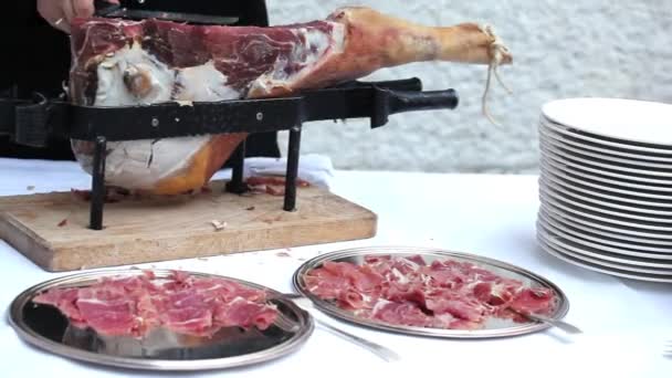 Ober Terwijl Snijden Jamón Spaanse Ham — Stockvideo