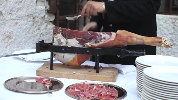Kelner Podczas Krojenia Jamon Hiszpańska Szynka — Wideo stockowe