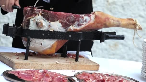 Σερβιτόρος Ενώ Φέτες Jamon Ισπανικό Ζαμπόν — Αρχείο Βίντεο