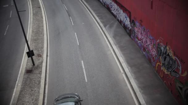 Вид Дорогу Граффити Стене — стоковое видео