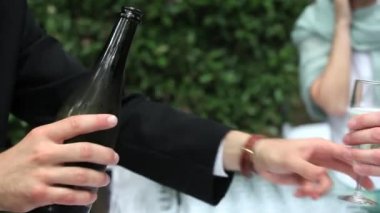 Garson büyük ziyafet masası için köpük döküyor.