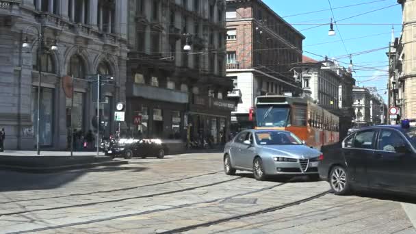 Widok Tramwaj Samochody Mediolanie Włochy — Wideo stockowe