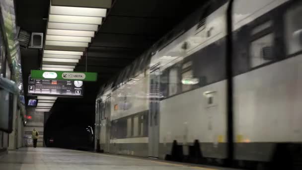 Comboio Estação Ferroviária Subterrânea Milão — Vídeo de Stock