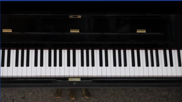 ピアノはピアニストなしで音楽を演奏する — ストック動画