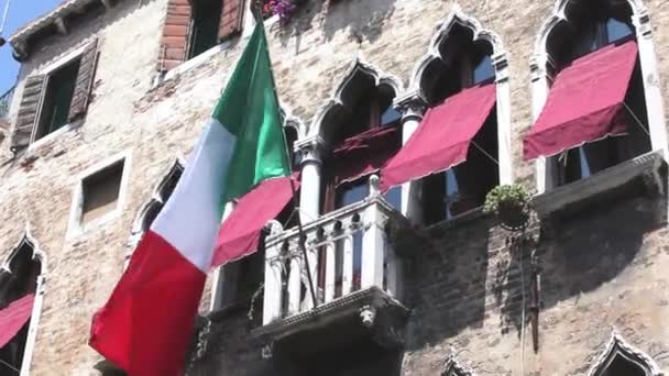 Флаг Италии Развевается Над Балконом Венеции — стоковое видео