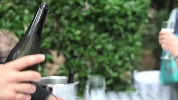 Waiter Pouring Sparkling Serve Large Banquet Table — Stock Video