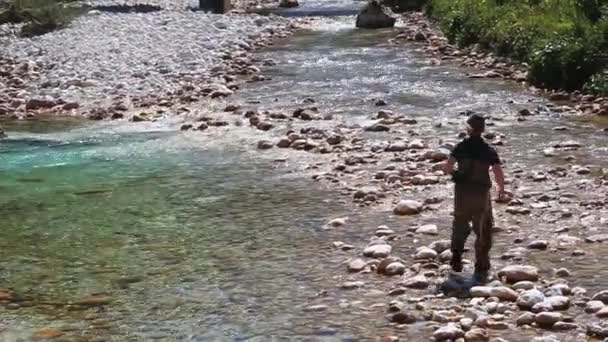 Foto Pescador Río Soca Eslovenia — Vídeo de stock