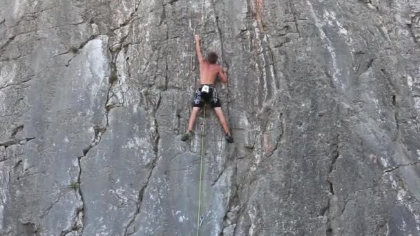 Joven Escalador Roca Sistiana Trieste — Vídeo de stock