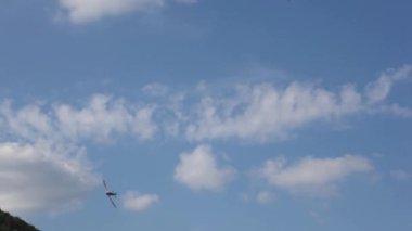 Mavi gökyüzünde akrobatik uçak manzarası