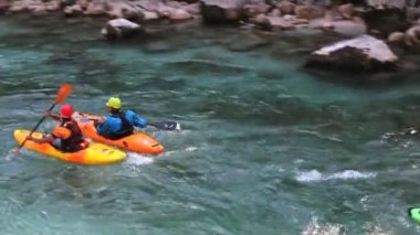 Slovenya 'daki Soca Nehri' nde kayak yaparken