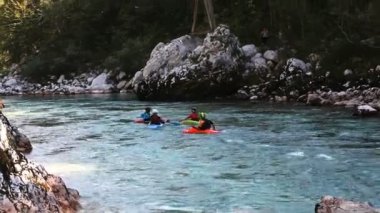 Slovenya 'daki Soca Nehri' nde kayak yaparken