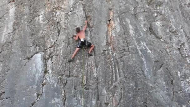 Sistiana岩石上的年轻登山者 的里雅斯特 — 图库视频影像