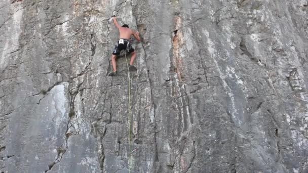 Junger Bergsteiger Auf Dem Felsen Sistiana Triest — Stockvideo