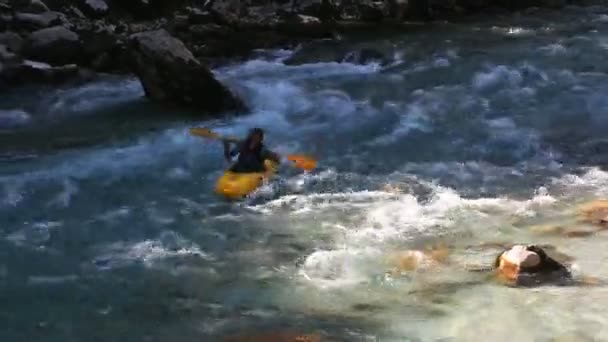 斯洛文尼亚索卡河中的独木舟 — 图库视频影像