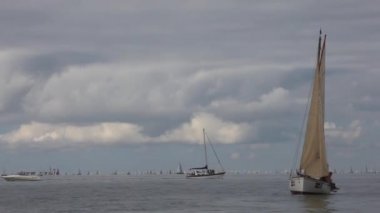 TRIESTE, İtalya - 14 Ekim 2012: Adriyatik Denizi 'nin kuzey kesimindeki Trieste Denizi' nde Barcolana yelkenli yarışı başlamadan dakikalar önce. Yarışa dünyanın dört bir yanından yaklaşık 2000 tekne ve binlerce denizci katıldı..