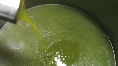 Zeytin yağı çıkarma sırasında değirmen