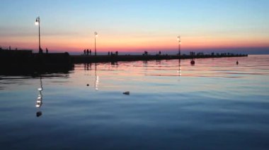 Trieste 'deki Molo Audace' de yürüyen insanlar.