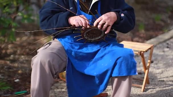 Old Man Weaving Wicker Basket Street — Stock Video