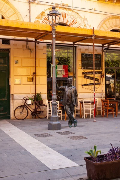 Porto Empedocle Italia Julio Estatua Bronce Del Detective Siciliano Montalbano —  Fotos de Stock